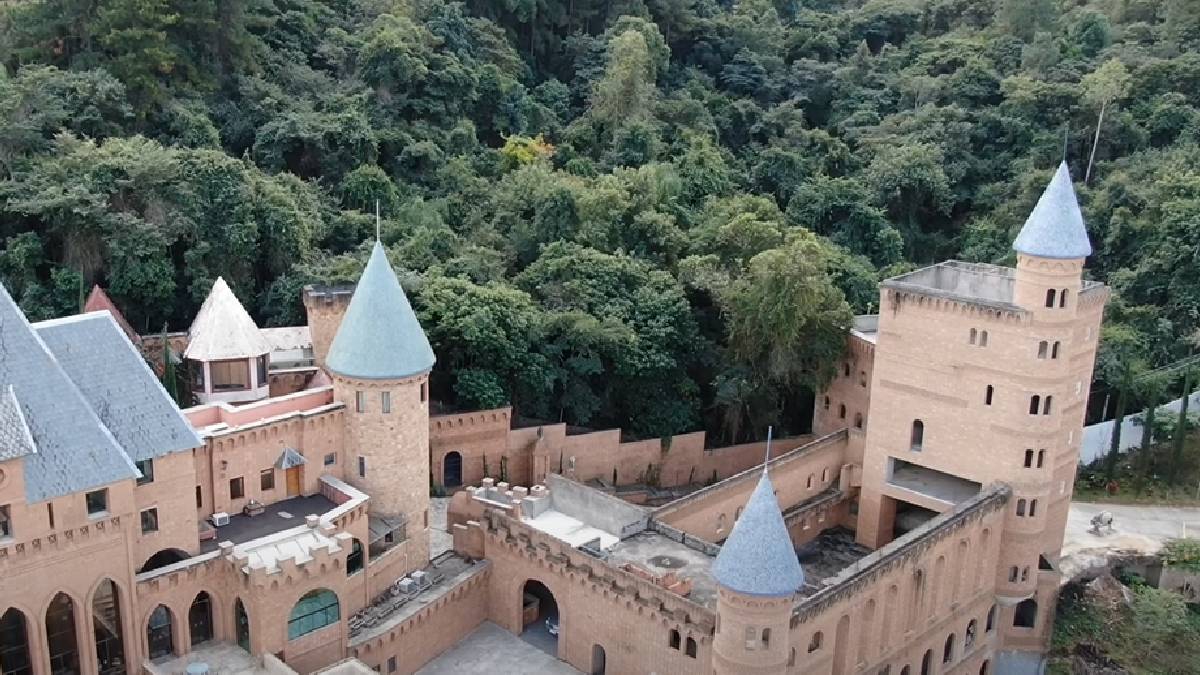Mesmo com a estética medieval, por dentro, a estrutura possui iluminação e mescla o moderno com o antigo | Reprodução YouTube | Francisco - DRONE SHOW