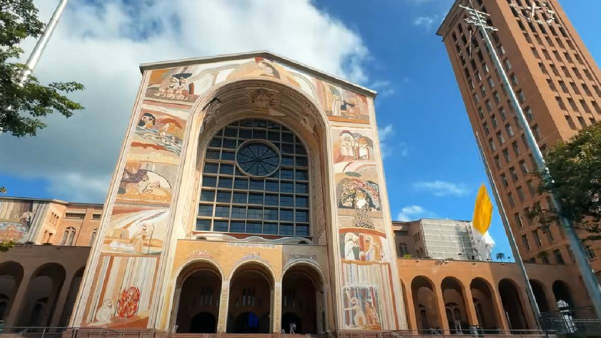 O piso da igreja é feito com desenhos que remetem à água do Rio Paraíba | Reprodução YouTube | Vamos Fugir Blog