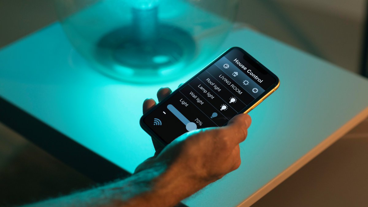 3) Ativar redes emergenciais Com a compatibilidade e o sistema atualizados, é necessário ativar a função de acesso automático às redes emergenciais. Essa configuração está disponível nos menus "Conexões" ou "Redes móveis". Ao habilitá-la, o aparelho se conectará automaticamente ao serviço via satélite quando não houver sinal tradicional. Foto: Reprodução/Freepik