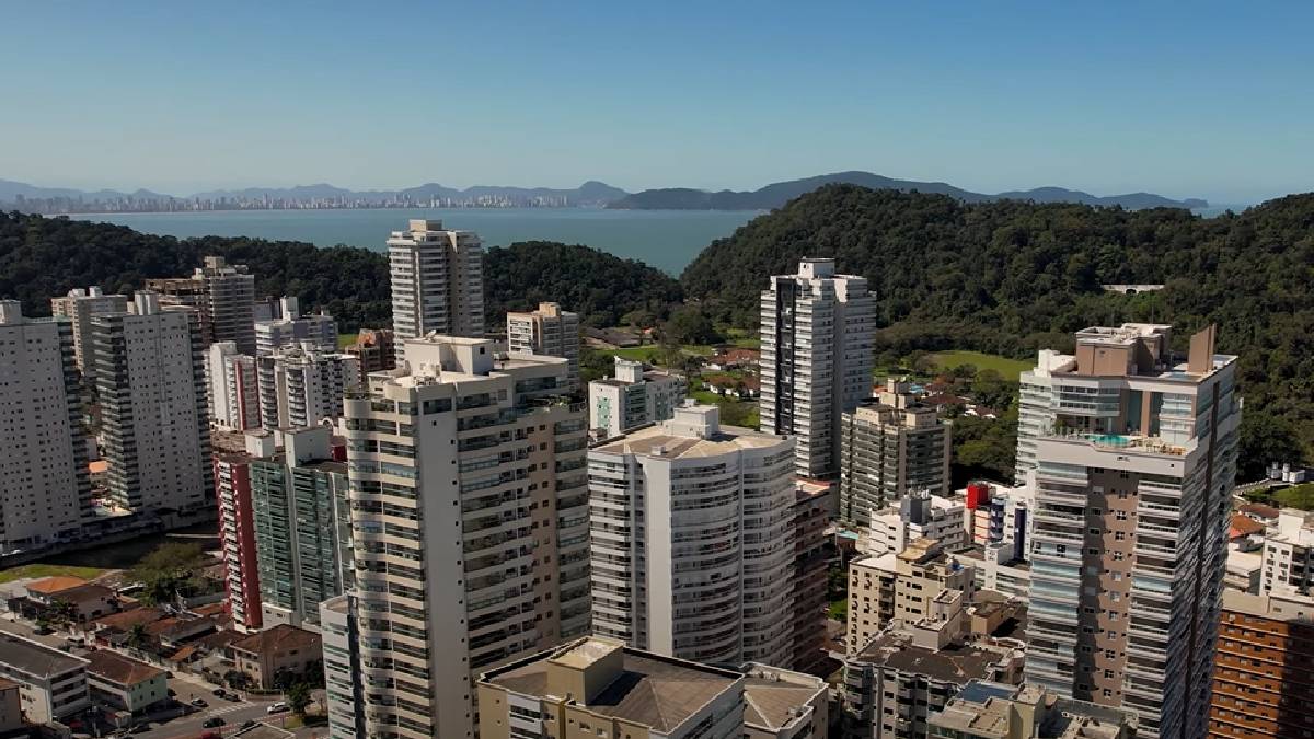 A melhor época para visitar a Praia Grande é durante a primavera, por conta das temperaturas amenas | Reprodução YouTube | Fala Vininhu
