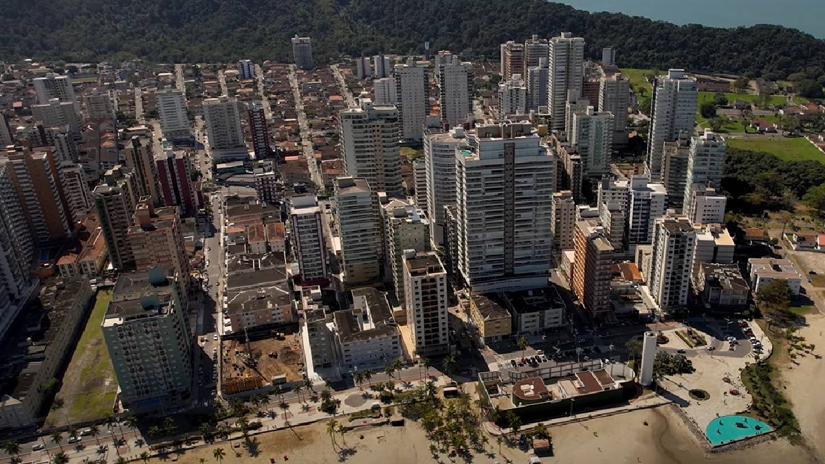 O bairro do Boqueirão e Guilhermina abrigam os melhores hotéis | Reprodução YouTube | Fala Vininhu