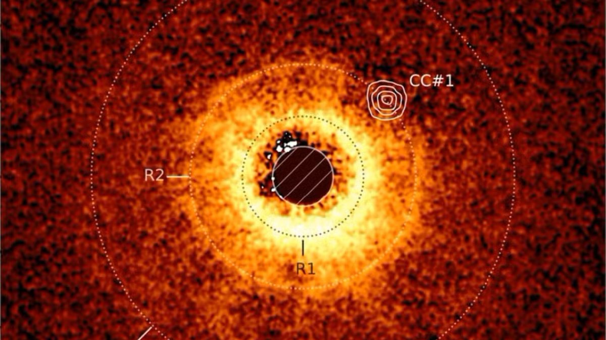 Imagem dos anéis de detritos ao redor da estrela TWA 7 a área vazia no anel sinaliza a presença do exoplaneta (Foto: A.-M. Lagrange et al. / ESO / JWST)