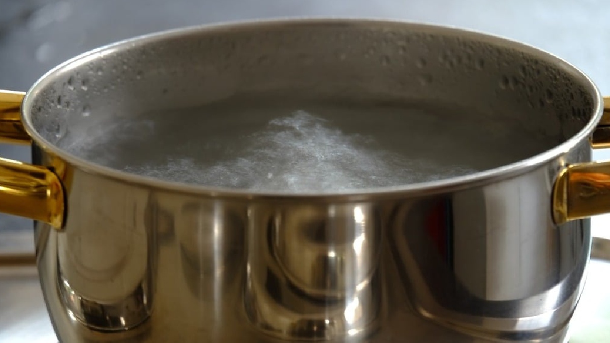 De uma panela pequena com água fervendo. Imagem:Picryl