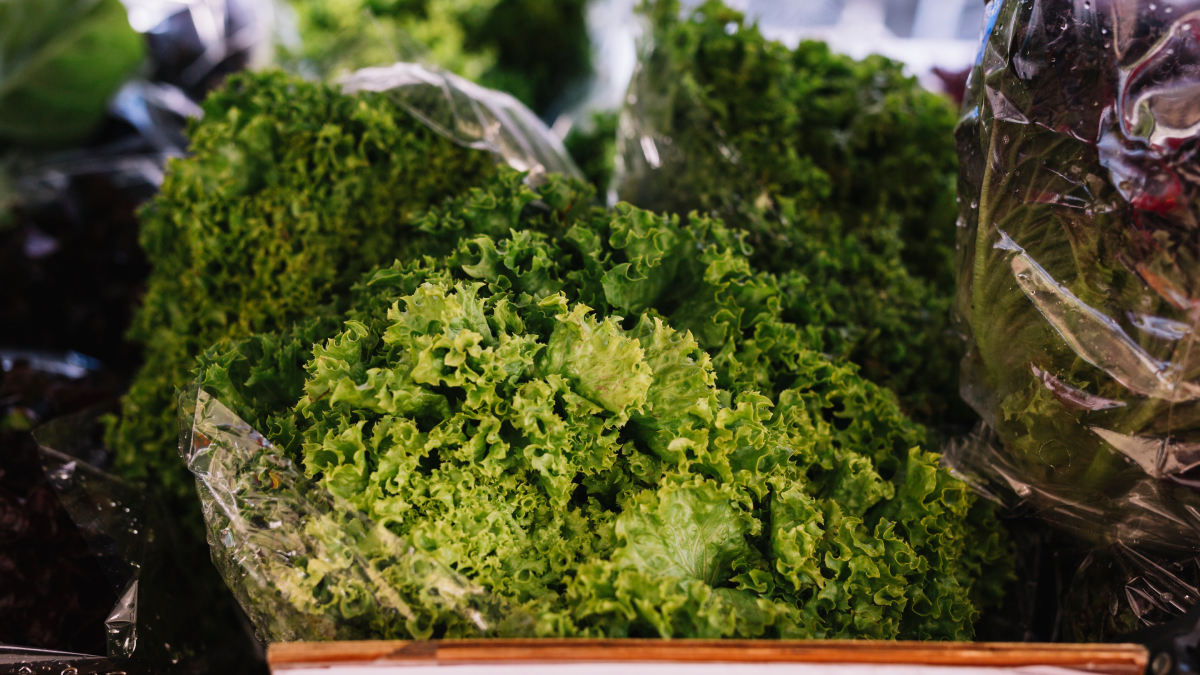 Por outro lado, alguns produtos ficaram mais caros. A alface subiu 9,93%. Foto: Freepik