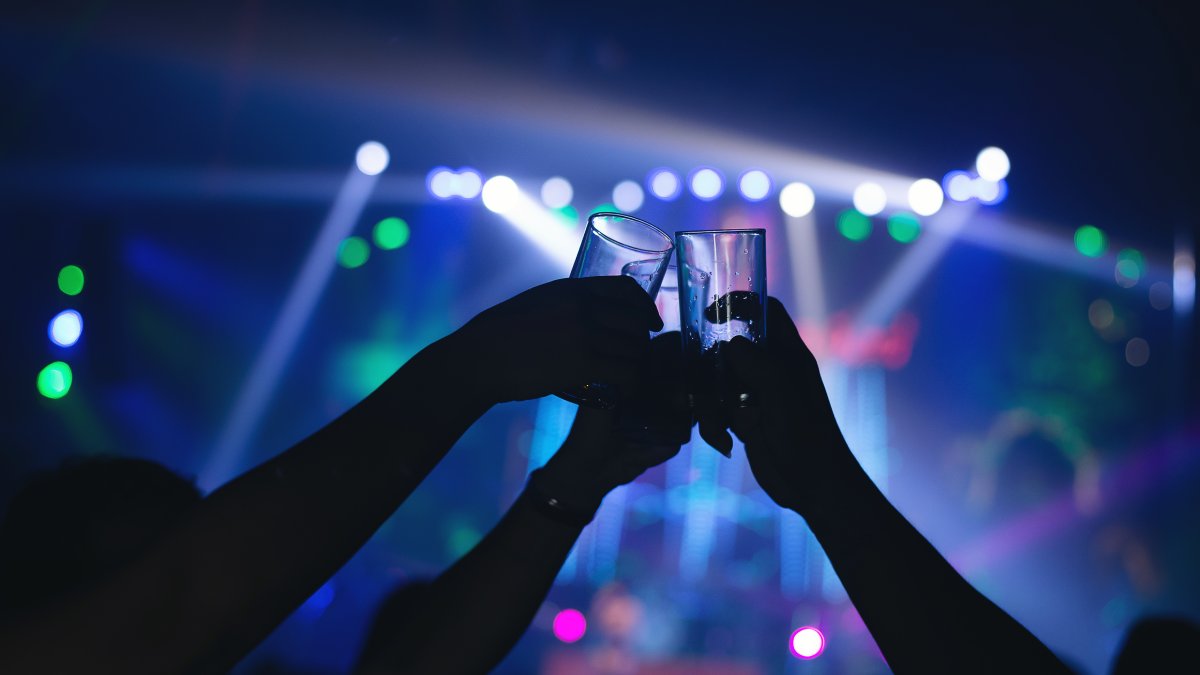 Festas ao amanhecer trocam o álcool por café e disposição antes do trabalho