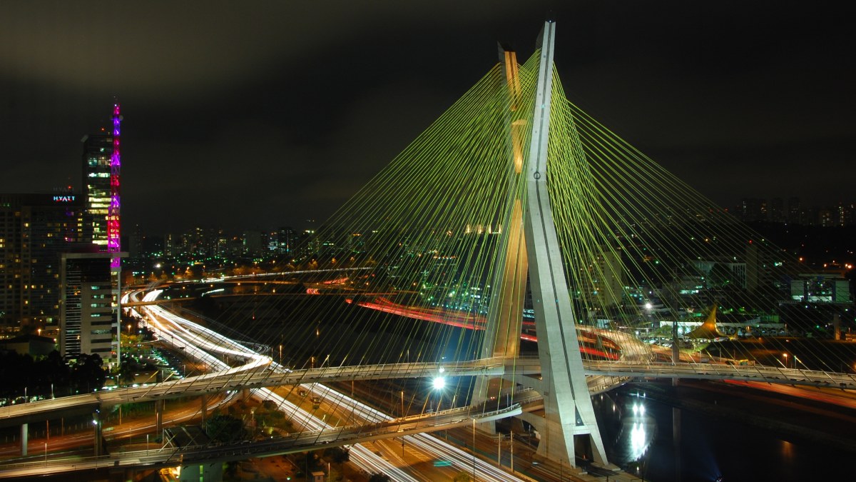 A capital paulista orgulha-se da Ponte Octávio Frias de Oliveira, popularmente conhecida como Ponte Estaiada, um dos símbolos mais modernos da cidade. (Fotos: Wikimedia Commons)