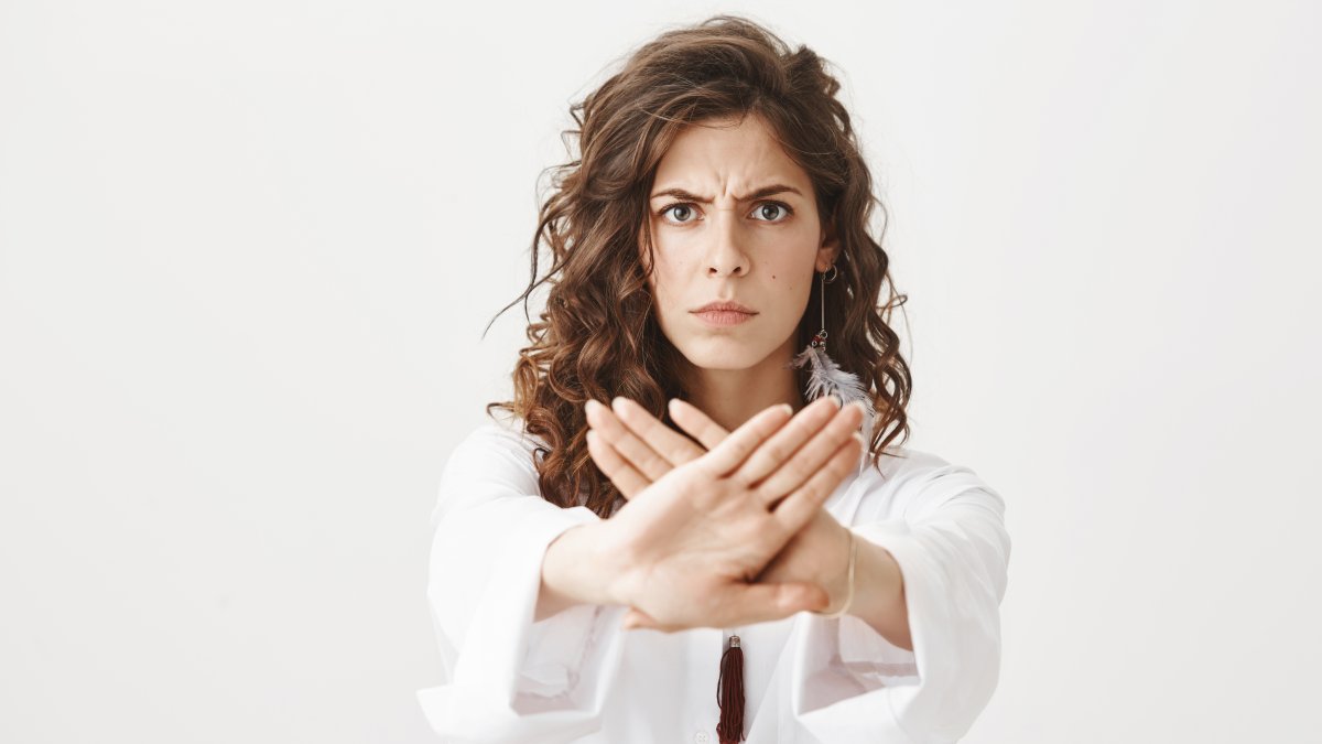 Aprenda a dizer "não": dizer "não" pode parecer difícil no começo, mas é um dos hábitos mais poderosos para preservar sua saúde mental. Estabelecer limites não te torna uma pessoa ruim te torna uma pessoa equilibrada. Com o tempo, você percebe que negar alguns pedidos é uma forma de dizer "sim" para o seu próprio bem-estar.