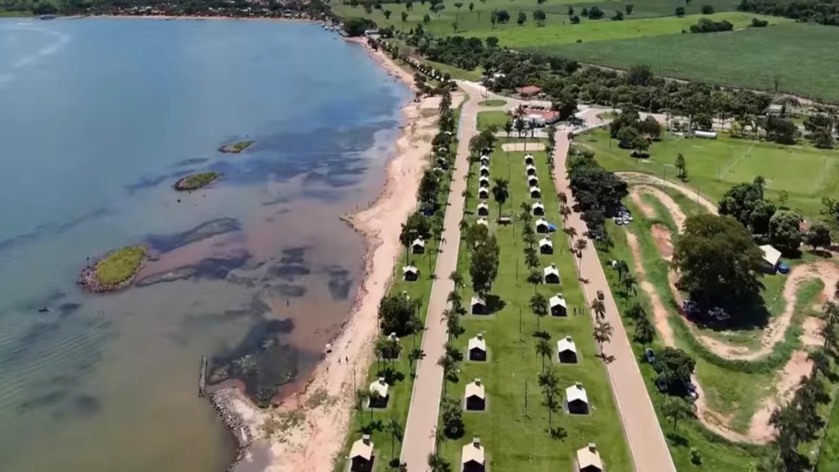 A Praia da Jacuba, na represa de Três Irmãos, é um dos locais mais movimentados de Araçatuba