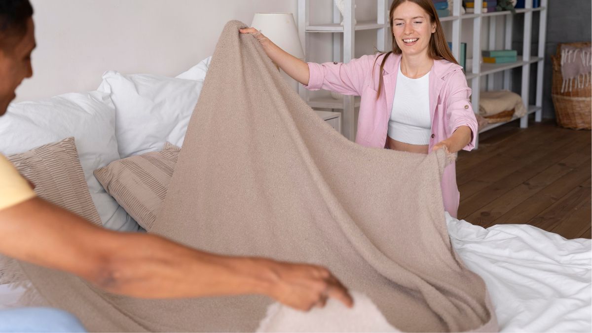 Organizar a cama todos os dias pode parecer um detalhe, mas a prática está associada a um sono de melhor qualidade e maior produtividade (Fotos: Freepik)