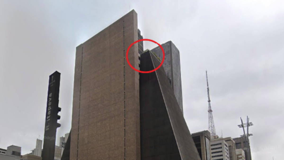 2 - Ausência da ponta (topo truncado), que, segundo o site, pode ser interpretada como representação da parte divina invisível, comum em simbolismos maçônicos.