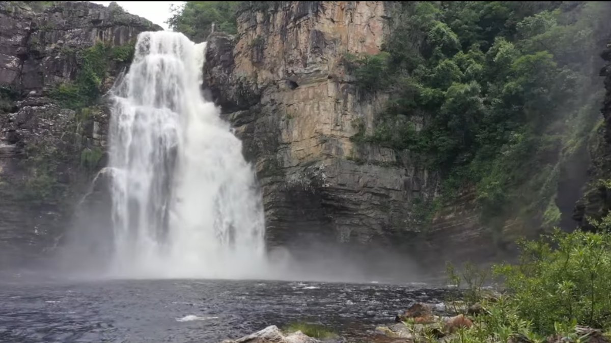 Chapada dos Veadeiros apresenta cachoeiras cristalinas em meio ao Cerrado (Fotos: Reprodução/Youtube)