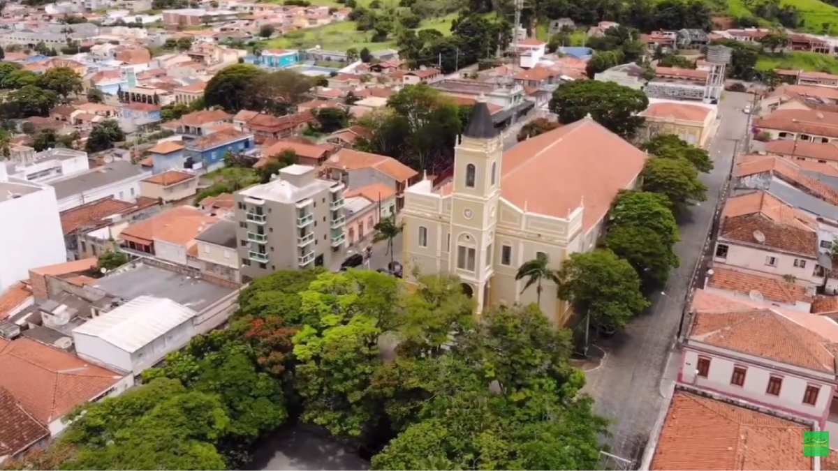 No coração da cidade, a Igreja Matriz de Santo Antônio é o grande símbolo da tradição religiosa e cultural de Piracaia. Com sua arquitetura preservada do século XIX, a igreja e as ruas calmas ao redor transportam os visitantes para uma outra época. Foto: Reprodução/YouTube