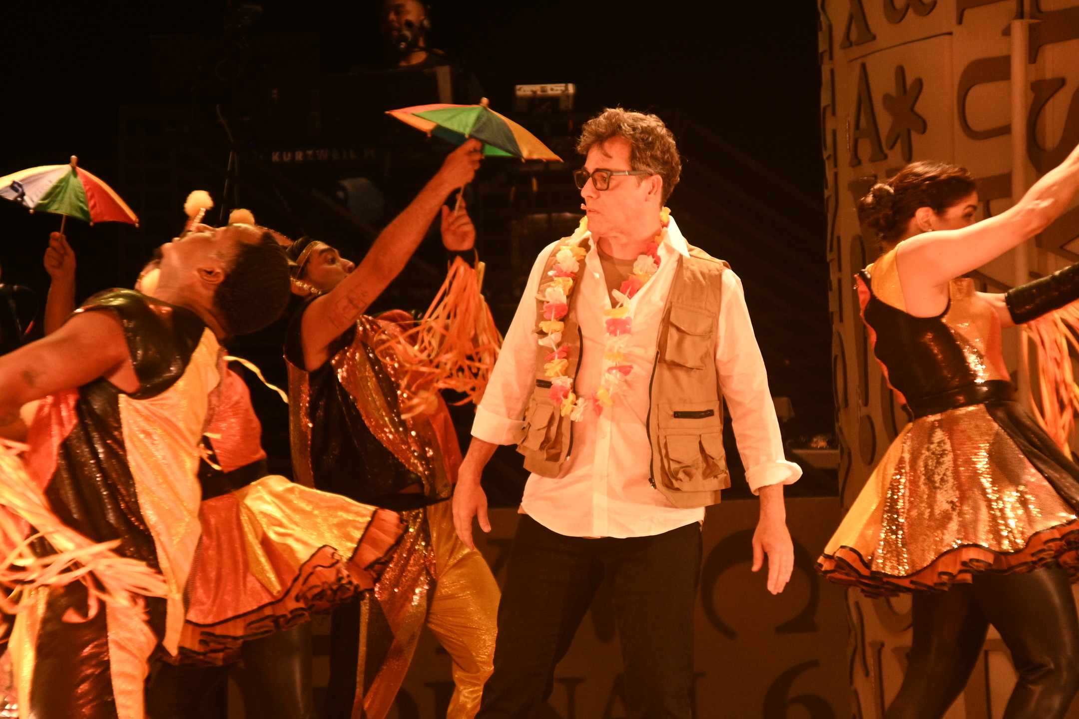 Cláudio Lins interpreta Fabiano, um jornalista desempregado que, em meio ao carnaval de Recife, vive um encontro imaginário com Chatô e embarca em uma viagem no tempo.