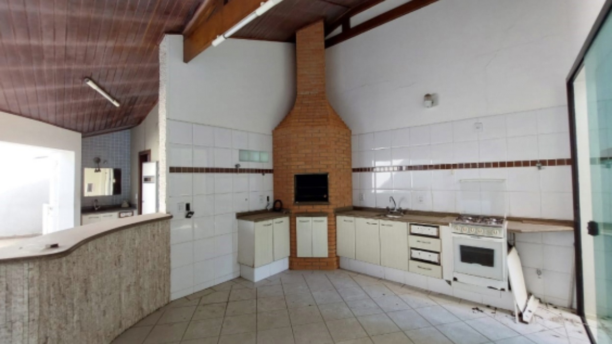 Casa oferece churrasqueira, banheiro, lavado, dormitório, cozinha, área de serviço e escritório. /Foto: Divulgação