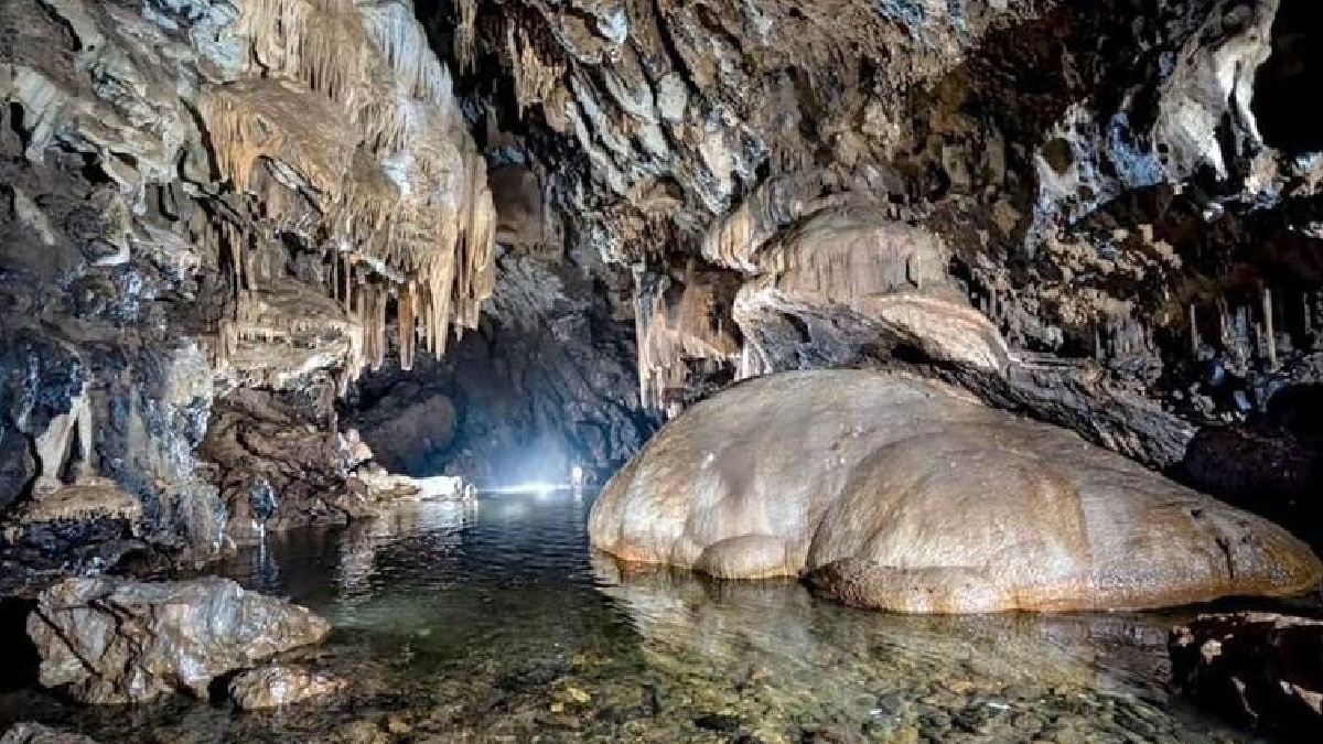 Também conhecida como a Gruta da Tapagem, é a maior caverna do estado de São Paulo. Com seis mil metros de extensão, apenas 600 metros estão disponíveis para que os visitantes possam inspecionar. O local conta com viagem com um guia, que te levará para conhecer as profundezas em uma aventura que te levará quase que ao centro da Terra - (Divulgação/Caverna do Diabo Aventura)
