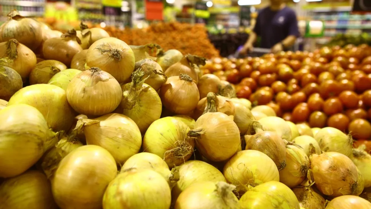 Cebola ficou 25,57% mais barata em relação a junho e quase 60% abaixo do valor do mesmo mês de 2024. Foto: Reprodução/Redes Sociais