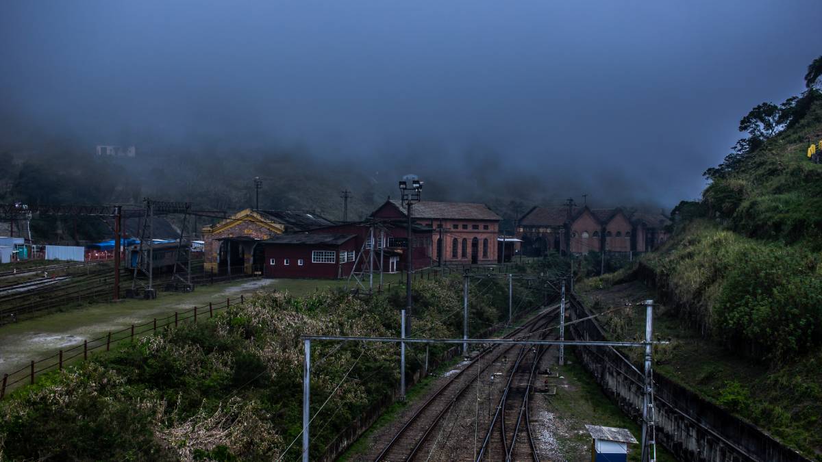 Cenários de cinema e névoa misteriosa. A vila de Paranapiacaba encanta com seu ar britânico e lendas urbanas. Foto: Reprodução/Wikimedia Commons