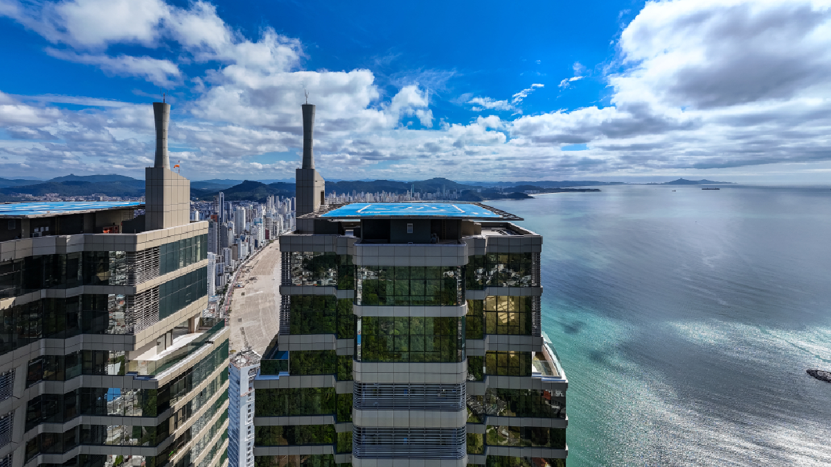 Quadriplex localizado na Barra Sul, área mais nobre da cidade catarinense, fica no icônico Yachthouse by Pininfarina.