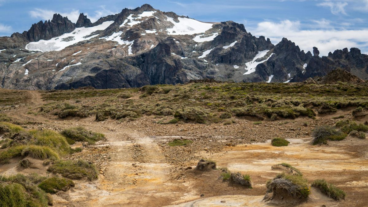 O estudo reforça como a geografia, especialmente áreas montanhosas, pode tornar um voo muito mais desafiador, tanto para pilotos quanto para passageiros (Foto: Pexels)