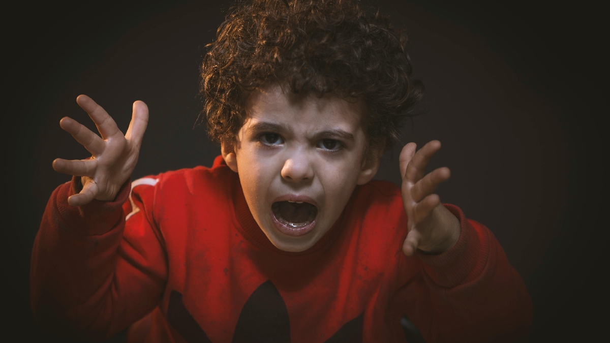 Crianças podem "aprender" comportamento agressivo dos pais. Imagem: mohamed abdelghaffar/Pexels