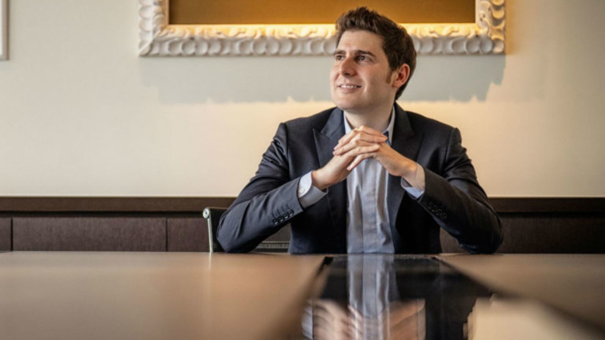 Levantamento de 2025 reúne 300 nomes com fortuna superior a R$ 1 bilhão e confirma Eduardo Saverin, cofundador do Facebook, na liderança pelo segundo ano consecutivo. Foto: Reprodução/Forbes