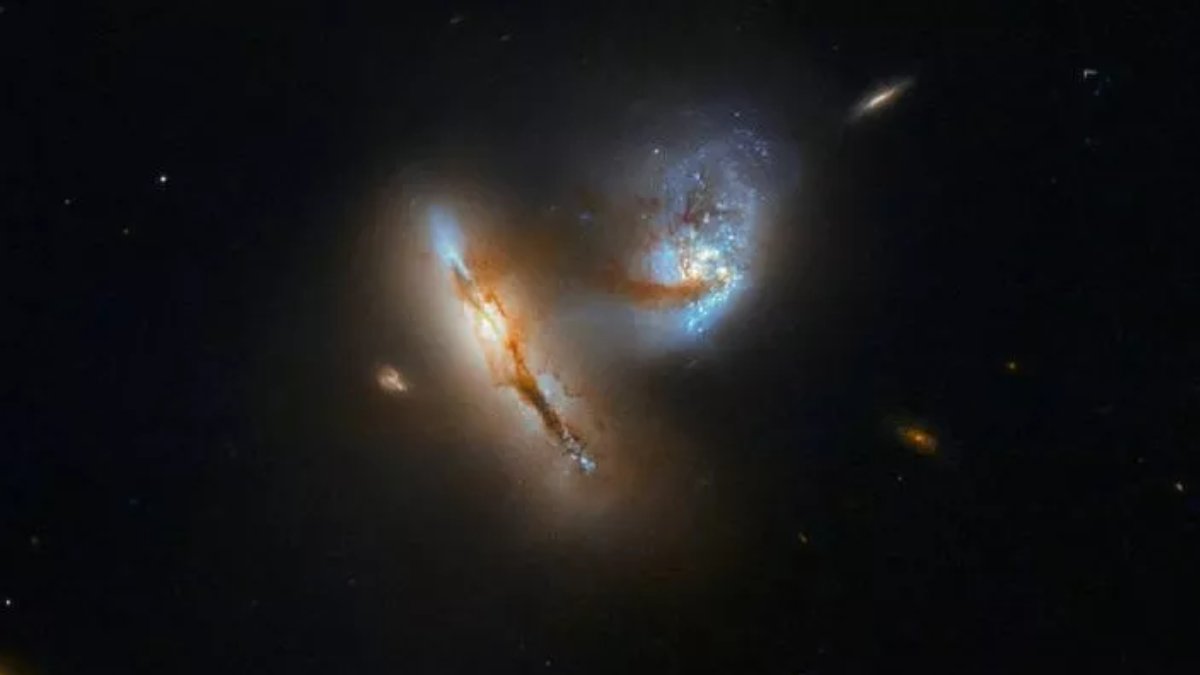 O planeta está posicionado em uma lacuna de um dos três anéis de pó ao redor de TWA 7, sugerindo interação gravitacional com o disco protoplanetário (Foto: Evans/ESA/NASA). Imagem ilustrativa
