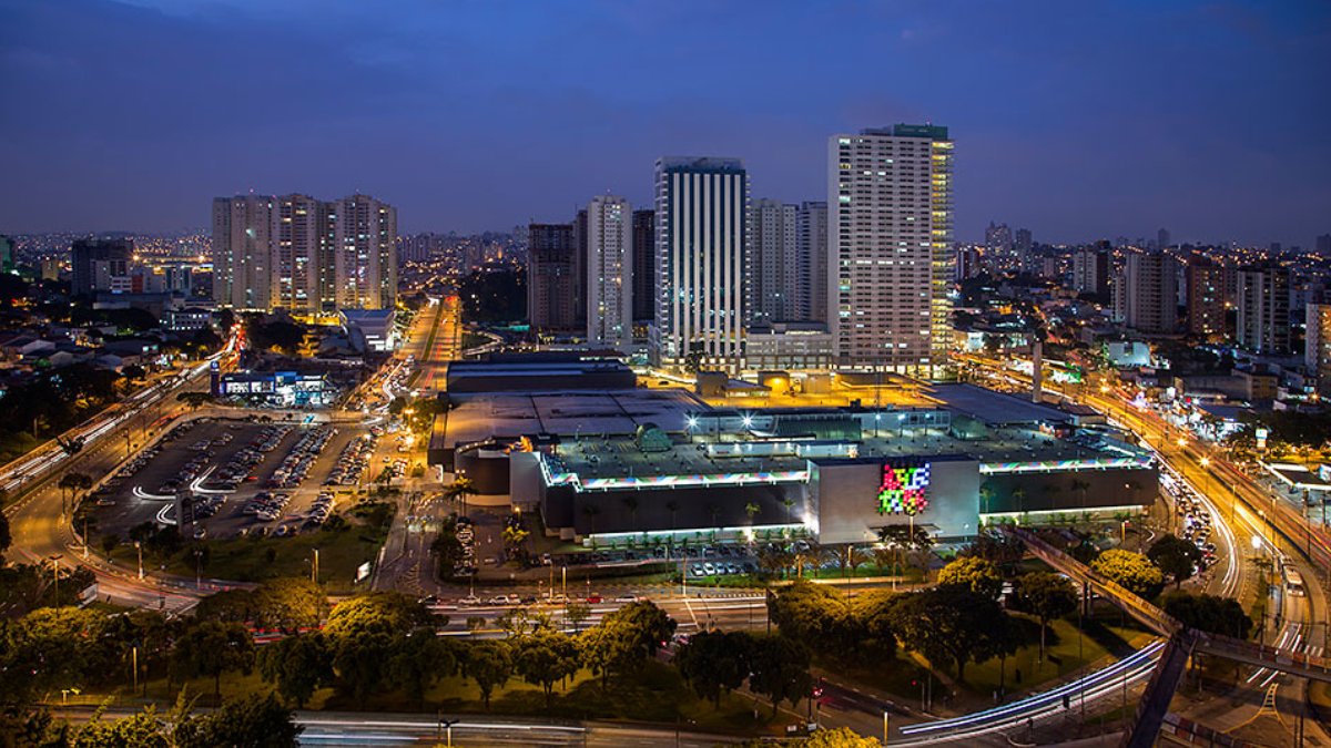 A cidade oferece fácil acesso por meio das rodovias Anchieta e Imigrantes, que a conectam diretamente ao centro de São Paulo e ao litoral. Foto: Reprodução/Flickr
