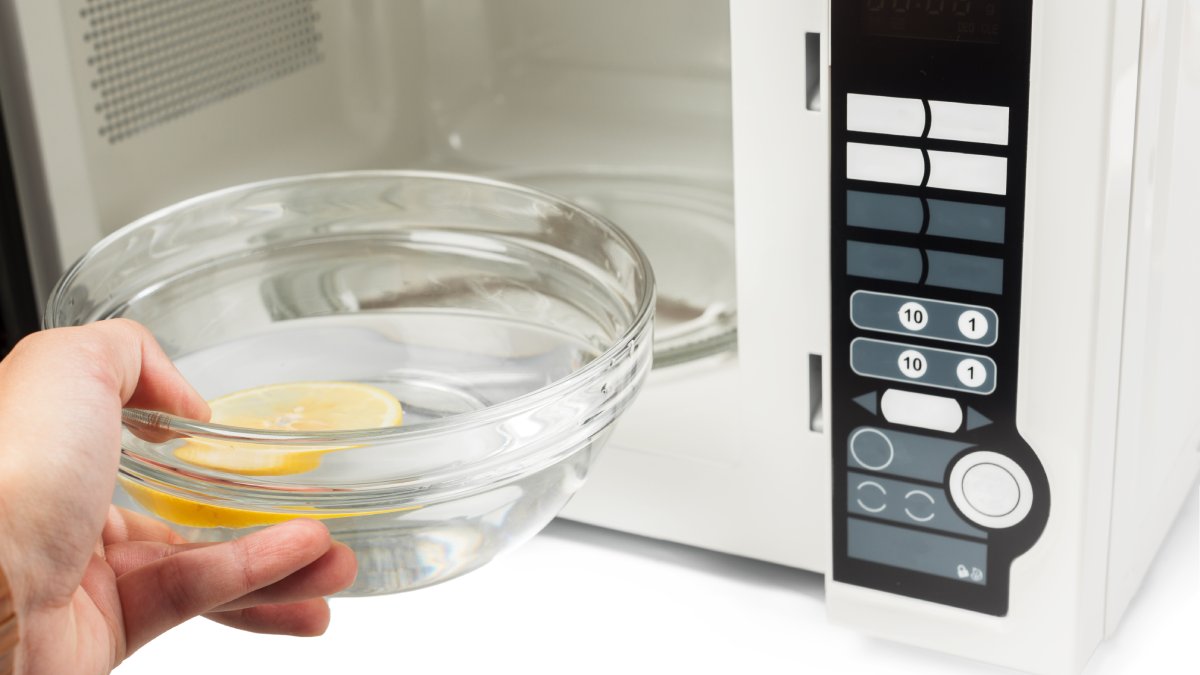 Um recipiente com água e limão pode ser a salvação para quem quer limpar o micro-ondas de forma rápida e prática. Fotos: Reprodução/Freepik