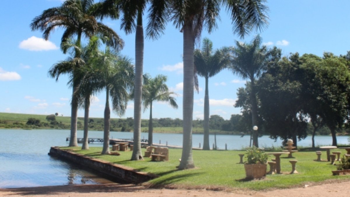O Jacarandá Náutico Clube é um destino imperdível para quem deseja pescar em SP. Localizado em uma região privilegiada, às margens do Rio Tietê, o clube oferece uma experiência completa para os pescadores, combinando infraestrutura de qualidade, diversidade de espécies e belas paisagens. Endereço: Estrada Adolfo-Rio Tietê, Adolfo São Paulo