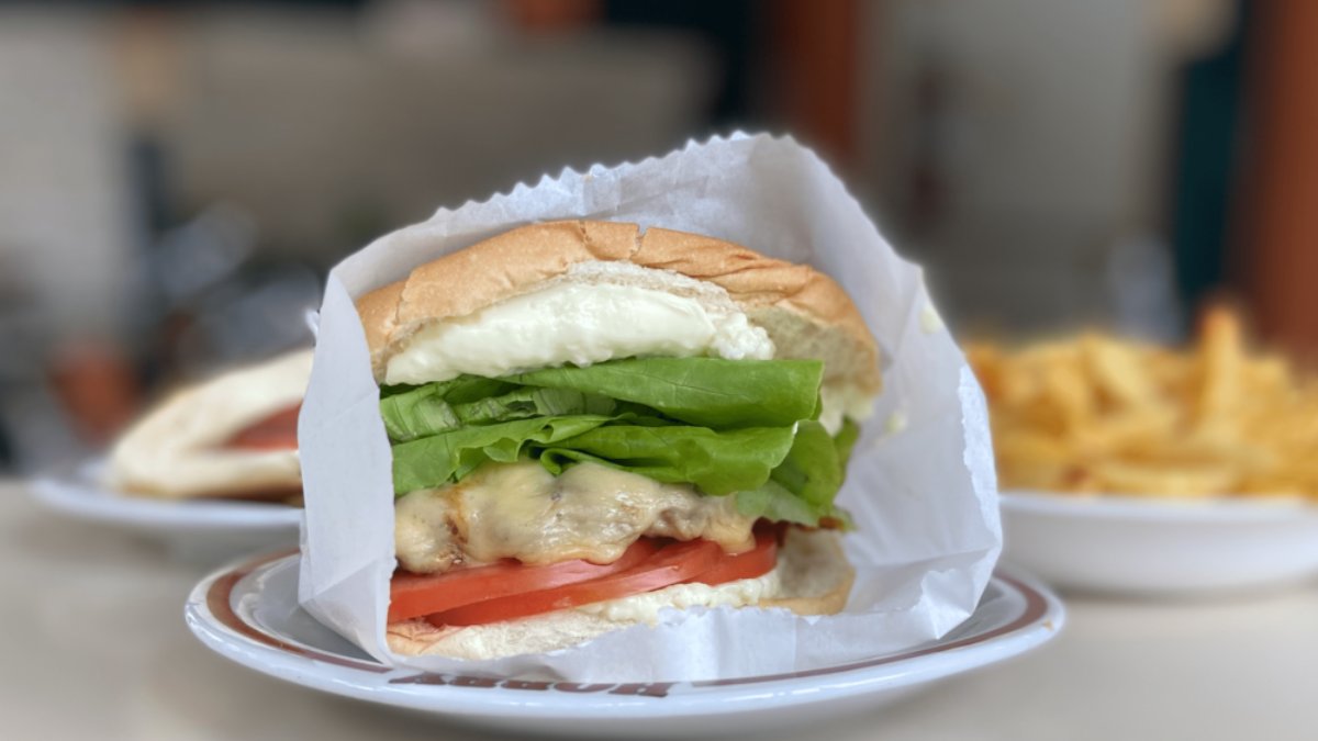 Também inaugurada em 1969, a Hobby Hambúrguer virou ponto querido dos moradores de Perdizes. A proposta é simples: o cliente monta seu lanche com os ingredientes preferidos, começando com o hambúrguer básico por R$ 18. Os adicionais, como queijo (R$ 6) e maionese (R$ 5), completam a experiência. Foto: Reprodução/Divulgação