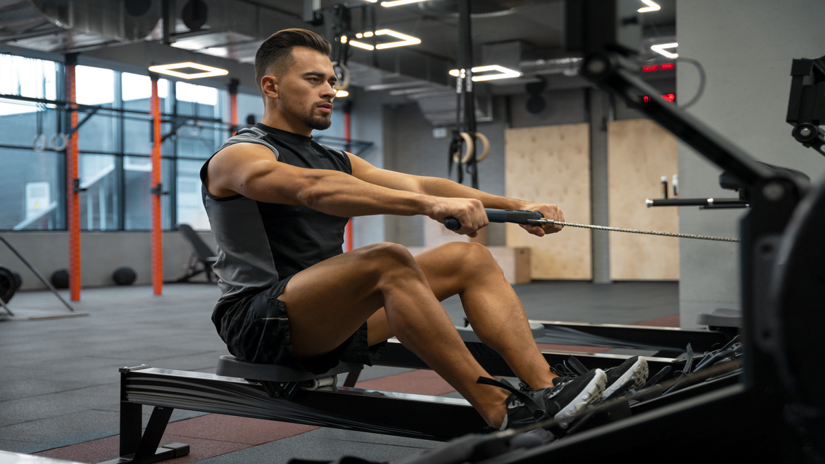 O exercício pode ser executado sem que a pessoa precise sair do lugar - Freepik