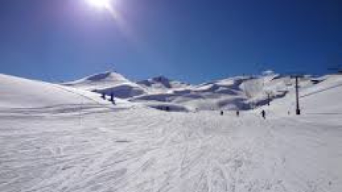Além da proximidade com o Brasil, que permite voos rápidos até Santiago e uma curta viagem até o resort, o Valle Nevado oferece estrutura que agrada desde iniciantes até esquiadores profissionais.