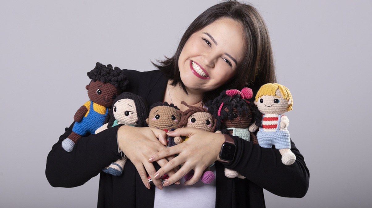 Ju Sanches vende cursos onlines nos quais ensina não apenas a fazer, mas também a vender e a viver de amigurumi/Divulgação