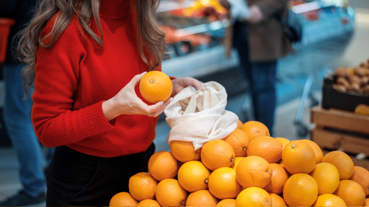 Laranja também apresentou baixa, de 9,8%, influenciada pela menor demanda nas férias escolares. Foto: @frimufilms/Freepik