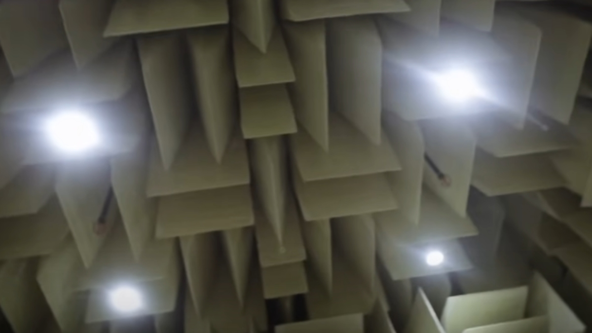 Instalada dentro do prédio na sede da Microsoft, nos EUA, trata-se de uma sala de 40 m² usada para testar fones de ouvido e outros gadgets. O nome técnico do local é 'câmara anecoica' - (Reprodução/YouTube)