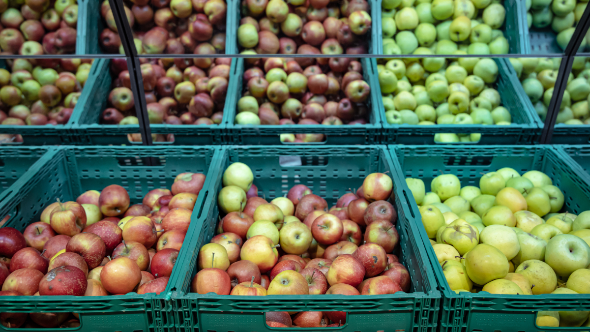 Maçã caiu 1,92% e o tomate teve redução média de 5,68%, apesar de variações regionais. Foto: @pvproductions/Freepik