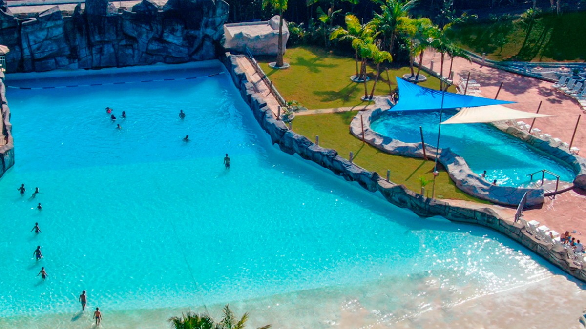 Entre piscinas tradicionais, aquecidas e com ondas, toboáguas, mini fazendinha e outras atrações, os visitantes podem aproveitar de uma experiência completa - (Divulgação)
