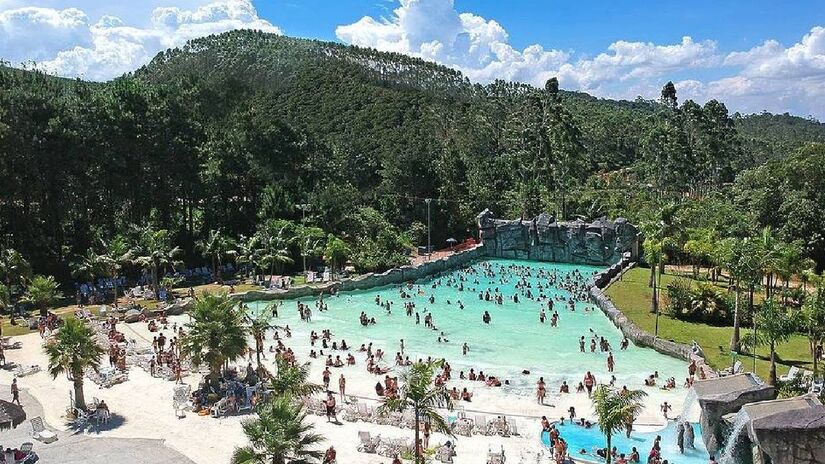 O espaço possui diversas atrações, contando com mais de 40 piscinas e toboáguas espalhados pelo local. Localizado a 60 quilômetros da capital paulista, há um parque aquático muito famoso e aprovado pelo público. Trata-se do Magic City, em Suzano, Região Metropolitana de São Paulo - (Marketing Magic/Wikimedia Commons)