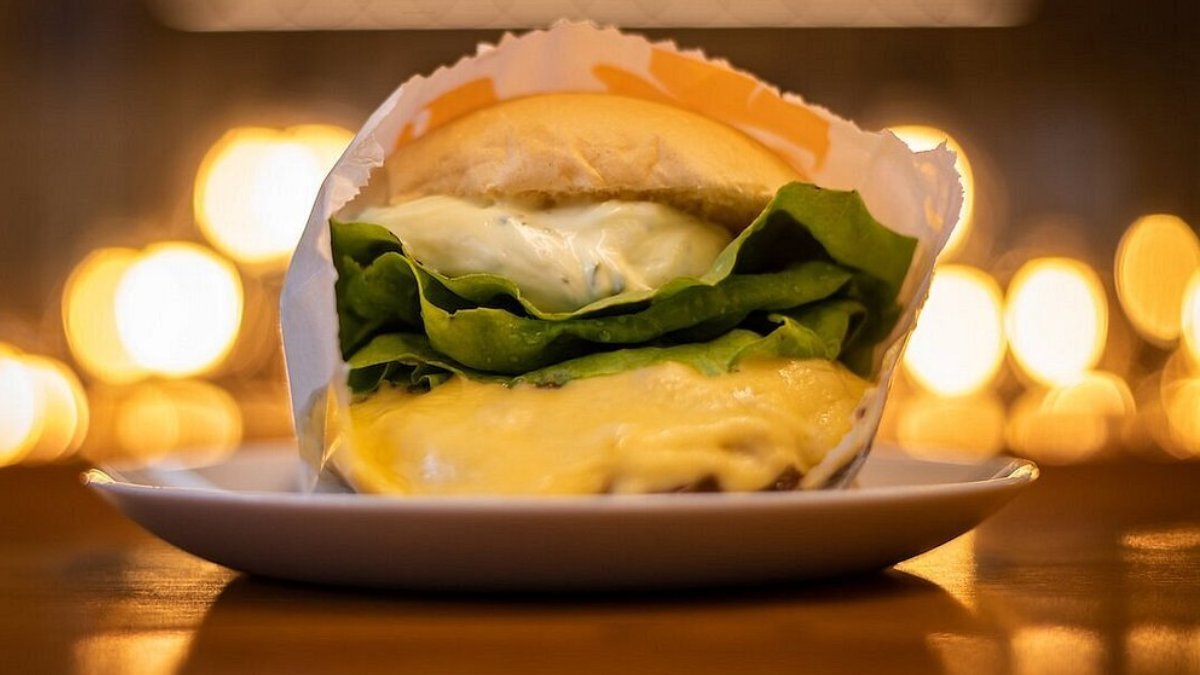 Inspirada nas lanchonetes americanas, a Milk & Mellow abriu as portas em 1976 e nunca saiu de moda. O ambiente tem um ar retrô e o cheese salada (R$ 48), preparado com hambúrguer, queijo prato, tomate caqui e maionese, segue fazendo sucesso ainda mais quando acompanhado de um milkshake cremoso. Foto: Reprodução/Divulgação