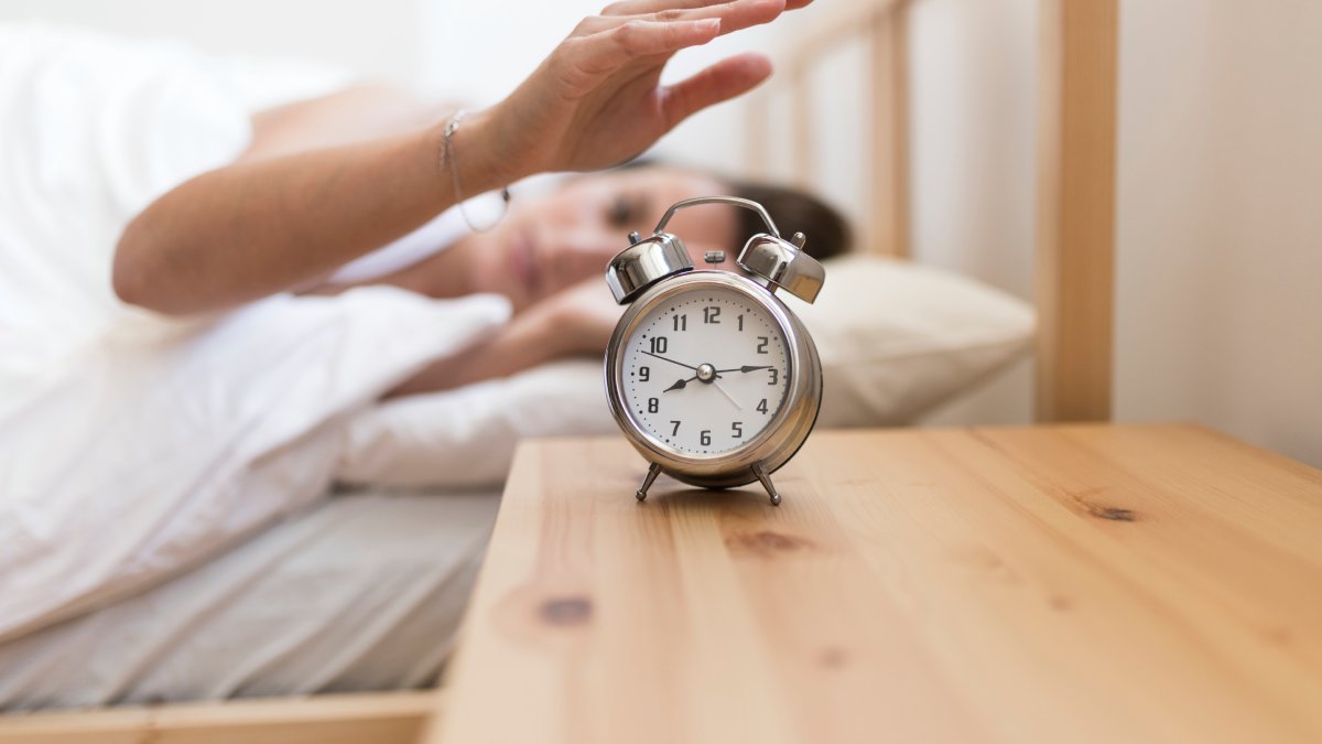 Adiar o despertador pode atrapalhar o ciclo do sono e gerar mais cansaço (Fotos: Freepik)