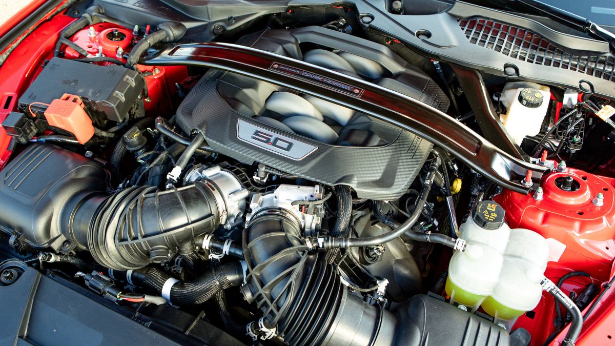 Motor ganhou biela e virabrequim herdados do GT 500 com calibração exclusiva para o Brasil. /Foto: Divulgação
