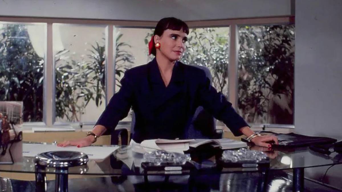 Novela narra história de Maria do Carmo, uma empresária que enriqueceu com ferro-velho e sonha em se casar com Edu, apesar da perseguição de Laurinha. 