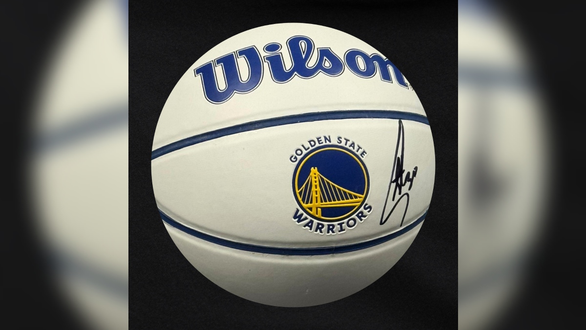 Leilão também inclui cards originais dos anos 1990 e uma bola de basquete assinada por Stephen Curry.