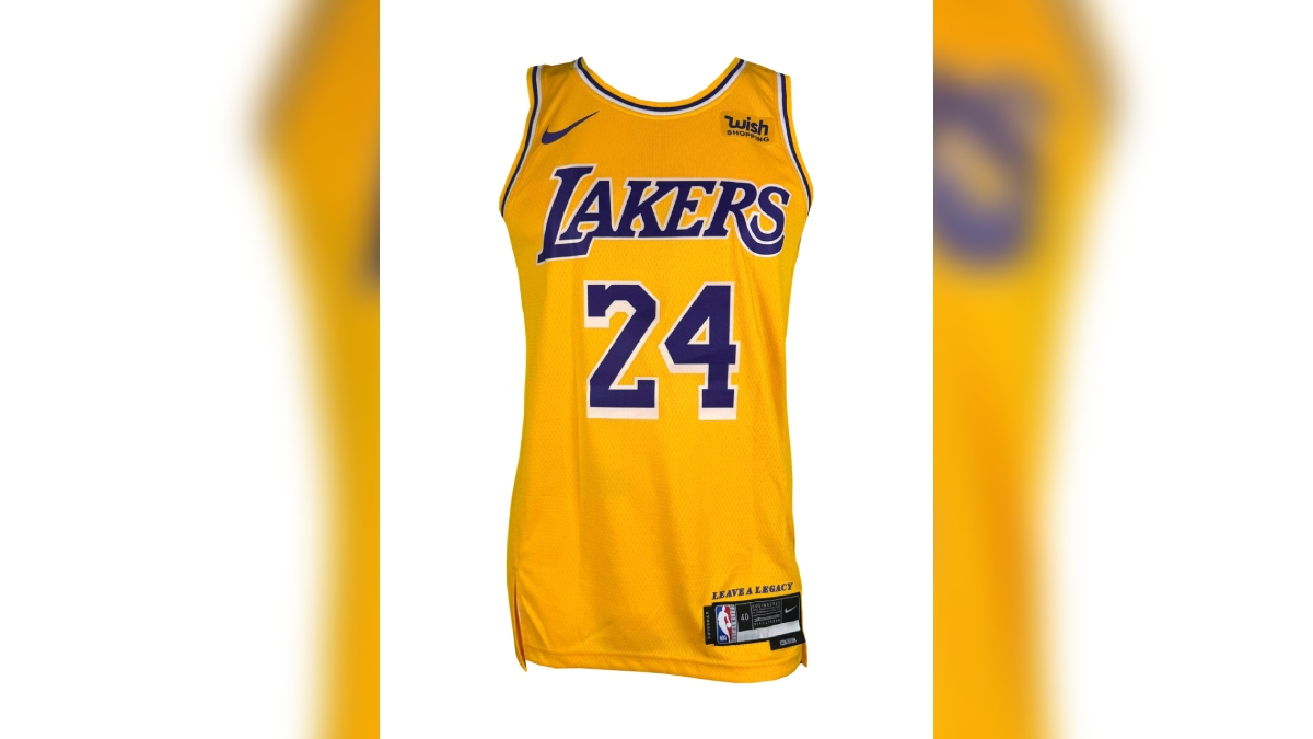Itens autografados por grandes nomes da NBA e do basquete estão disponíveis para leilão no Brasil.