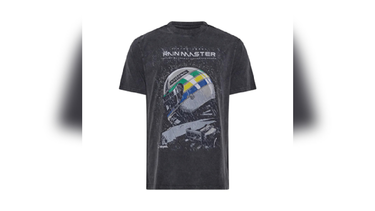 Fundada por Ayrton Senna em 1990, a marca é gerenciada pela Senna Brands com o propósito de manter a essência e o legado do piloto.