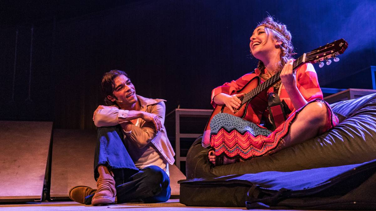 No palco, o camaleônico Ney Matogrosso, grande homenageado do musical, é interpretado por Renan Mattos, que é acompanhado por mais 16 artistas.