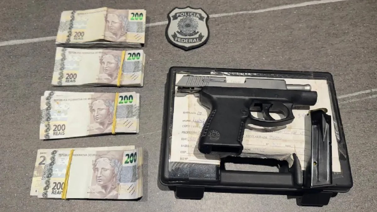 Na casa de um servidor municipal de São Bernardo do Campo, a PF grande quantia em notas de R$ 20, R$ 50 e R$ 100, além de cédulas de moeda estrangeira.