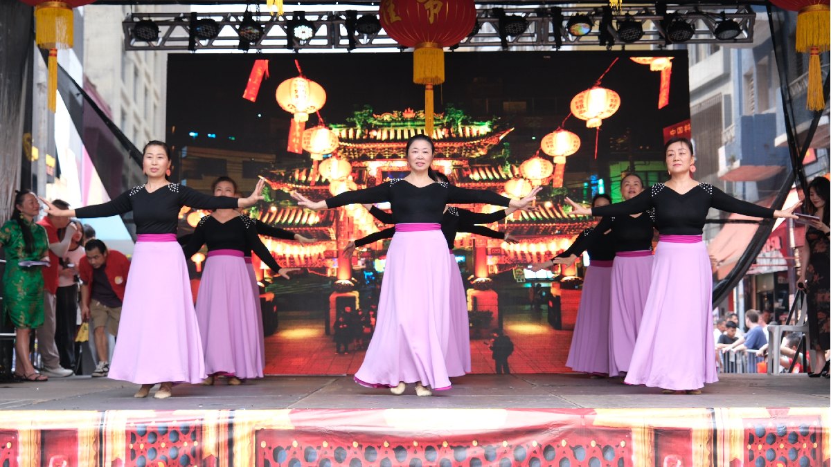 Comunidade chinesa compartilha com o público sua herança cultural por meio de apresentações artísticas.