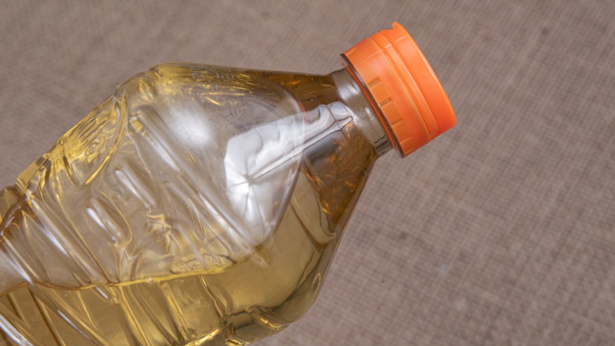O óleo de canola não é restrito apenas para frituras; ele tem inúmeras utilidades