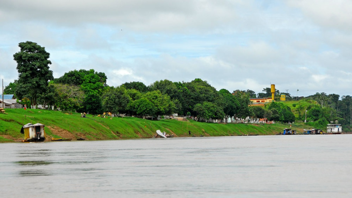O Rio Purus é um afluente do Rio Solimões (Amazonas), com percurso sinuoso, marcado por meandros e extensas planícies de inundação. Corre pelos estados do Acre e Amazonas e chega a ultrapassar 3 mil km até a foz. Foto: Wikimedia Commons